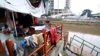 Kondisi dan suasana di halte waterway Karet, Jakarta, Jumat (3/6/2016). [Suara.com/Oke Atmaja]