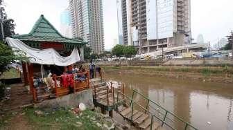 Kondisi dan suasana di halte waterway Karet, Jakarta, Jumat (3/6/2016). [Suara.com/Oke Atmaja]