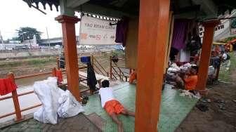 Kondisi dan suasana di halte waterway Karet, Jakarta, Jumat (3/6/2016). [Suara.com/Oke Atmaja]