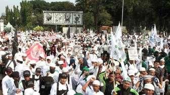 Massa dari Gerakan Bela Negara bersama Forum Umat Islam (FUI) melakukan aksi unjuk rasa di depan Istana Merdeka, Jakarta, Jumat (3/6/2016). [Suara.com/Oke Atmaja]