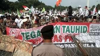 Massa dari Gerakan Bela Negara bersama Forum Umat Islam (FUI) melakukan aksi unjuk rasa di depan Istana Merdeka, Jakarta, Jumat (3/6/2016). [Suara.com/Oke Atmaja]