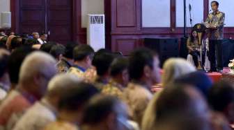 Meminta seluruh pejabat pemerintah fokus pada peningkatan kinerja dan efisiensi anggaran.