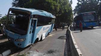 Bus Transjakarta Terguling