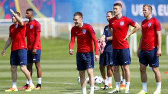 Striker Inggris Jamie Vardy melakukan sesi latihan di Stade des Bourgognes. Reuters/Lee Smith