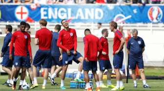 Pemain Inggris Chris Smalling saat melakukan sesi latihan bersama timnya. Reuters/Lee Smith