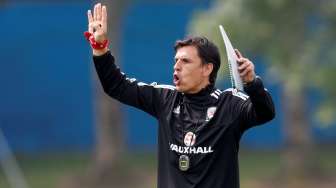 Manajer tim Wales Chris Coleman memimpin sesi latihan skuatnya. Reuters/Carl Recine