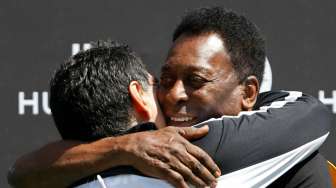 Pele (kanan) dan Diego Maradona dalam sebuah event advertising di Paris. Reuters/Charles Platiau