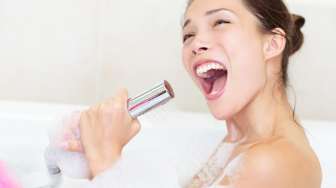 Canggih! Dengan Shower Ini, Anda Bisa Karaoke Hingga Angkat Telepon di Kamar Mandi