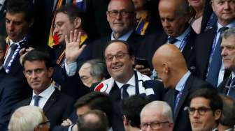 Presiden Prancis Francois Hollande dan Pierluigi Collina tampak hadir di laga pembukaan Euro 2016. Reuters/Christian Hartmann Livepic