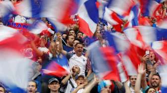 Fans Prancis yang hadir di Stade de France. Reuters/John Sibley Livepic