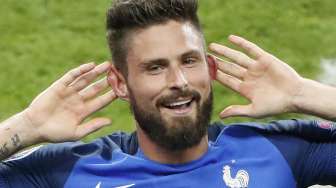 Olivier Giroud merayakan golnya membuka kemenangan Prancis. Reuters/Charles Platiau.