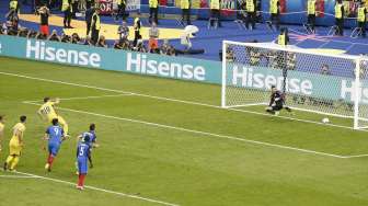 Rumania lewat gol Bogdan Stancu dari titik penalti menyamakan kedudukan. Reuters/Charles Platiau