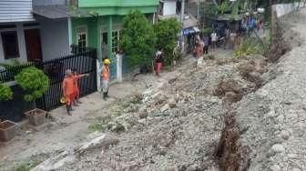 Pembatas Jalan Inspeksi Jebol