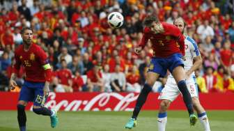 Gol Tunggal Pique Menangkan Spanyol di Laga Perdana