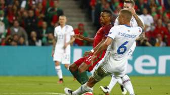 Winger Portugal Nani mencetak gol ke gawang Islandia. Reuters/Kai Pfaffenbach Livepic