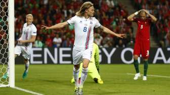 Pemain Islandia Birkir Bjarnason merayakan golnya. Reuters/Kai Pfaffenbach Livepic