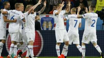 Para pemain Islandia merayakan gol Birkir Bjarnason. Reuters/Robert Pratta Livepic
