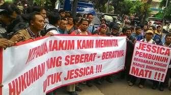 Puluhan Orang Demo Tuntut Jessica Dihukum Mati