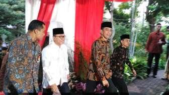 Senyuman Jokowi Saat Baru Tiba di Rumah Zulkifli Buat Bukber