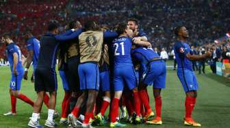 Para pemain Prancis merayakan gol Antoine Griezmann. Reuters/Eddie Keogh Livepic