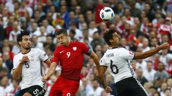 Pemain Polandia Robert Lewandowski ditempel dua pemain Jerman Sami Khedira and Mats Hummels. Reuters/Kai Pfaffenbach Livepic