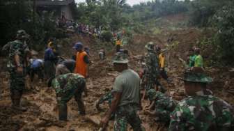 Mensos Khofifah Tinjau Banjir Longsor di Purworejo