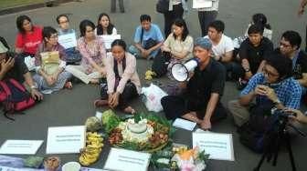 Petani Kendeng Syukuran Ultah Jokowi di Depan Istana Merdeka