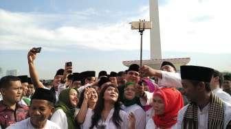 Usai Upacara, PNS Pemprov DKI Berebut Selfie dengan Ahok