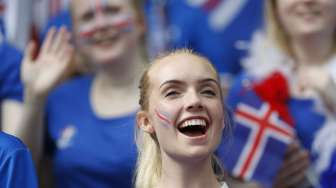 Fans Islandia sebelum pertandingan. Reuters/Darren Staples