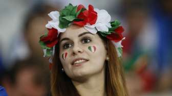 Fans Italia sebelum pertandingan. Reuters/Carl Recine Livepic