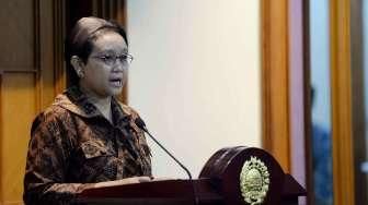 Menlu Retno Marsudi memberikan pernyataan di depan pers mengenai kabar penyanderaan tujuh WNI awak Kapal Charles 001, di Kementrian Luar Negeri, Jakarta, Jumat (24/6).[Suara.com/Oke Atmaja]