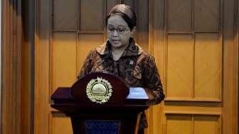 Menlu Retno Marsudi memberikan pernyataan di depan pers mengenai kabar penyanderaan tujuh WNI awak Kapal Charles 001, di Kementrian Luar Negeri, Jakarta, Jumat (24/6).[Suara.com/Oke Atmaja]