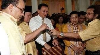 DPD Partai Golkar Provinsi DKI Jakarta menyerahkan dukungan resmi dari DPP Partai Golkar kepada Basuki Tjahaja Purnama (Ahok) untuk maju dalam Pilkada DKI Jakarta 2017. [Suara.com/Oke Atmaja]