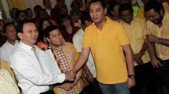 DPD Partai Golkar Provinsi DKI Jakarta menyerahkan dukungan resmi dari DPP Partai Golkar kepada Basuki Tjahaja Purnama (Ahok) untuk maju dalam Pilkada DKI Jakarta 2017. [Suara.com/Oke Atmaja]