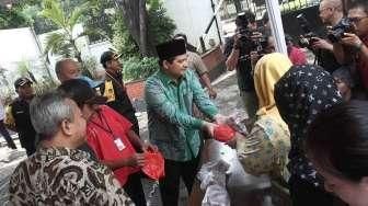 Ketua Komisi Pemilihan Umum Husni Kamil Malik melakukan sidak bazar di lapangan Komisi Pemilihan Umum, Jakarta, Jumat (24/6).[Suara.com/Oke Atmaja]