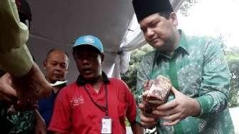 Ketua Komisi Pemilihan Umum Husni Kamil Malik melakukan sidak bazar di lapangan Komisi Pemilihan Umum, Jakarta, Jumat (24/6).[Suara.com/Oke Atmaja]