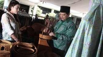 Ketua Komisi Pemilihan Umum Husni Kamil Malik melakukan sidak bazar di lapangan Komisi Pemilihan Umum, Jakarta, Jumat (24/6).[Suara.com/Oke Atmaja]