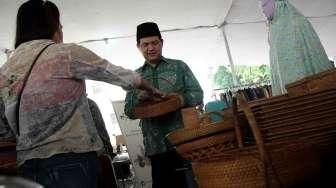 Ketua Komisi Pemilihan Umum Husni Kamil Malik melakukan sidak bazar di lapangan Komisi Pemilihan Umum, Jakarta, Jumat (24/6).[Suara.com/Oke Atmaja]