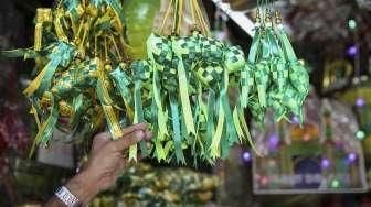 Pedagang ornamen hiasan Idul Fitri di salah satu toko di Pasar Asemka, Jakarta, Jumat (24/6). [Suara.com/Kurniawan Mas'ud]