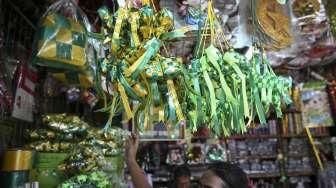 Pedagang ornamen hiasan Idul Fitri di salah satu toko di Pasar Asemka, Jakarta, Jumat (24/6). [Suara.com/Kurniawan Mas'ud]