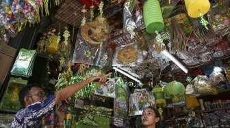 Pedagang ornamen hiasan Idul Fitri di salah satu toko di Pasar Asemka, Jakarta, Jumat (24/6). [Suara.com/Kurniawan Mas'ud]