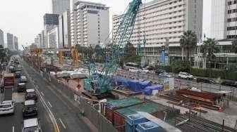 Pekerja menggarap proyek pembangunan stasiun Mass Rapid Transit (MRT) di kawasan Thamrin, Jakarta, Jumat (24/6).[Suara.com/Kurniawan Mas'ud]