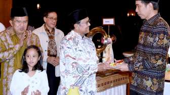 Ucapkan Selamat Ultah, Jokowi Dapat Tumpeng Pertama dari Habibie