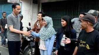 Presiden Joko Widodo (Jokowi) dan keluarga saat berjalan-jalan di sekitar kawasan Istana Cipanas, Jawa Barat, Minggu (26/6/2016), termasuk ke Kebun Raya Cibodas dan berbelanja di Pasar Cipanas. [Suara.com/Erick Tanjung]