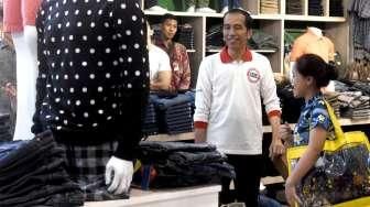 Presiden Joko Widodo (Jokowi) dan keluarga saat berjalan-jalan di sekitar kawasan Istana Cipanas, Jawa Barat, Minggu (26/6/2016), termasuk ke Kebun Raya Cibodas dan berbelanja di Pasar Cipanas. [Suara.com/Erick Tanjung]