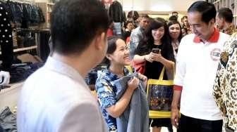 Presiden Joko Widodo (Jokowi) dan keluarga saat berjalan-jalan di sekitar kawasan Istana Cipanas, Jawa Barat, Minggu (26/6/2016), termasuk ke Kebun Raya Cibodas dan berbelanja di Pasar Cipanas. [Suara.com/Erick Tanjung]