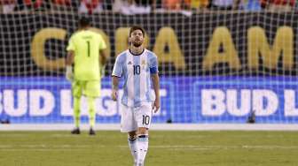 Kapten Argentina Lionel Messi (10) kecewa gagal melakukan eksekusi penalti. (Reuters/Adam Hunger-USA TODAY Sports)