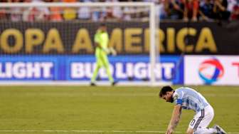 Kapten Argentina Lionel Messi (10) kecewa gagal melakukan eksekusi penalti. (Reuters/Adam Hunger-USA TODAY Sports)