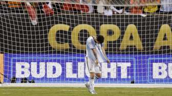 Kapten Argentina Lionel Messi (10) kecewa gagal melakukan eksekusi penalti. (Reuters/Adam Hunger-USA TODAY Sports)