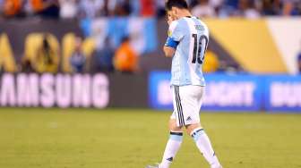 Kapten Argentina Lionel Messi (10) kecewa gagal melakukan eksekusi penalti. (Reuters/Brad Penner-USA TODAY Sports)